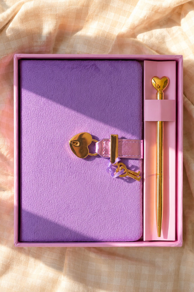 Victoria's Journals Jurnal Hush Hush cu cutie și pix. În dungi-violet