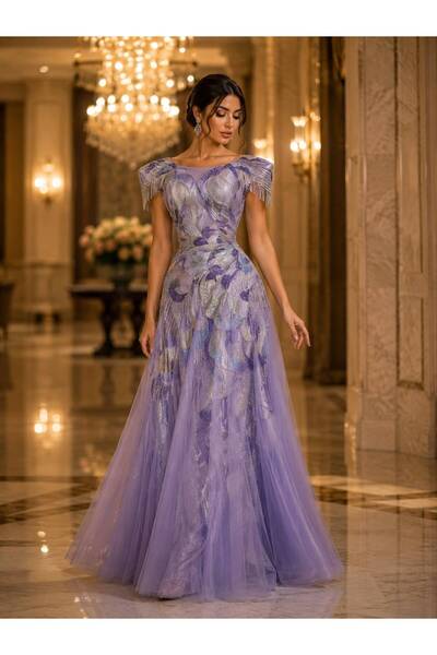 FASHION فستان لافندر راقٍ بأكتاف مهدبة، مطرز بالكامل بنقوش الريش مع تنورة تول...