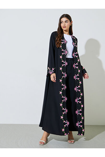 Amirah By Styli عباءة سوداء مطرزة بالدانتيل مفتوحة من الأمام