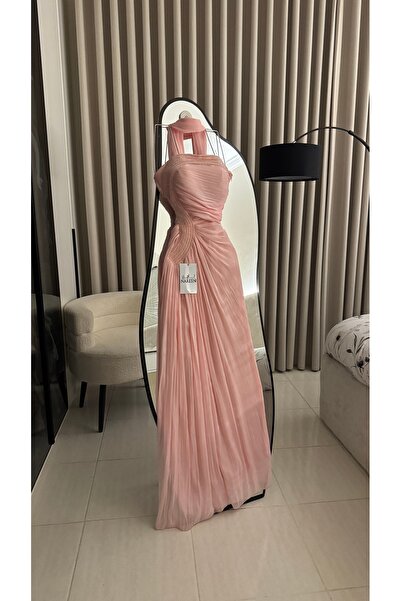 Nareen Fashion فستان سهرة بلون وردي بودري ناعم يجمع بين الرقي والأنوثة في تصم...