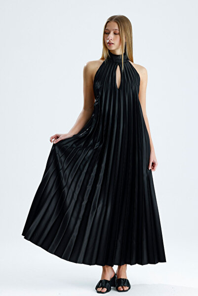Sense Φόρεμα μάξι από σατέν με πλισέ, λαιμόκοψη halter και ανοιχτή πλάτη |   ...