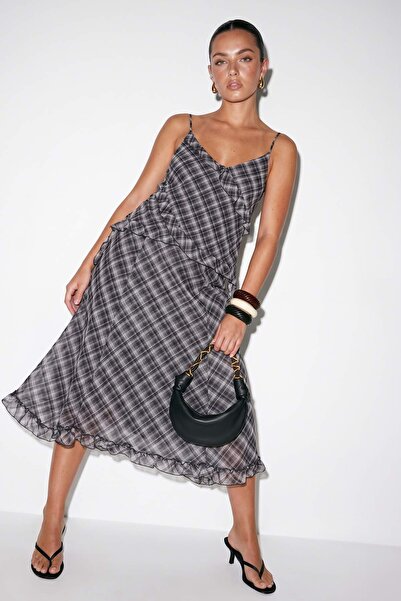 Drop by TrendyolMilla Crna karirana bluza od šifona sa volanima TDRSS26BZ00076