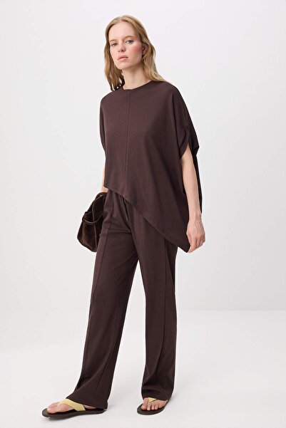 Trendyol Collection طقم علوي وسفلي محبوك مرن بلون بني، تصميم مريح وغير متماثل...