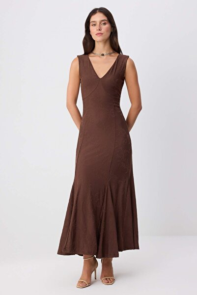 Trendyol Collection فستان بني مسطح على شكل حرف A ورقبة على شكل V وحزام سميك ب...