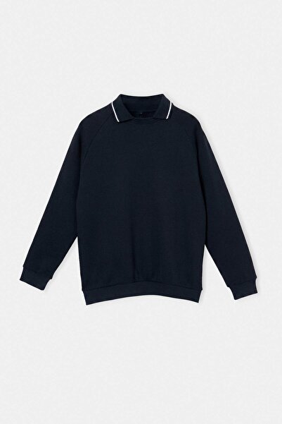 Trendyol Collection سويت شيرت ناعم من سيلانيك بقصة عادية/عادية مع ياقة مفصلة ...