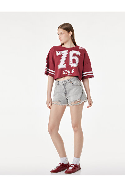 Koton Tricou crop cu decolteu rotund, imprimat cu tematică de fotbal, cu mâne...