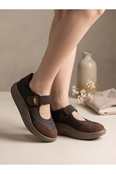 Nesil Shoes حذاء رياضي نسائي من Conf 112 باللون البني بشريط فيلكرو تشريحي
