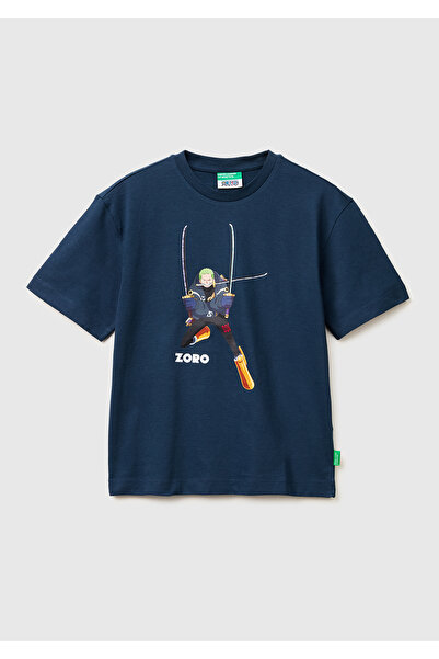 United Colors of Benetton تي شيرت للأولاد باللون الأزرق الداكن مع طباعة قطعة ...