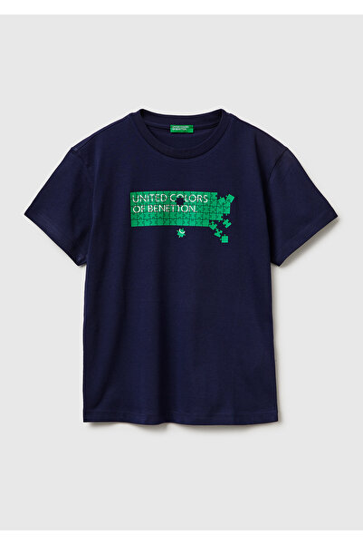 United Colors of Benetton تي شيرت للأولاد باللون الأزرق الداكن مع طباعة شعار ...