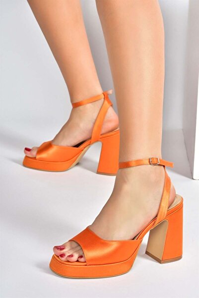 Fox Shoes حذاء نسائي بكعب سميك من قماش الساتان البرتقالي M570345604