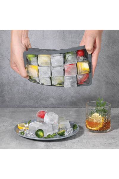 Zumzeria Dark Gray Silicone Mould for 15 Square Ice Cubes - 11x17.5x3cm