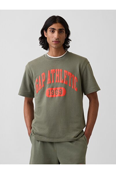 GAP Erkek Haki Relaxed Fransız Havlu Kumaş Grafik Baskılı T-Shirt