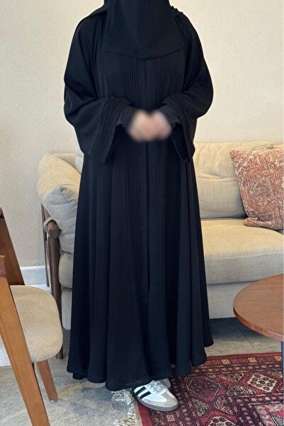 Rosana عباية مخملية, عباية بقصة هادئة