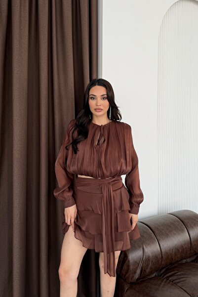 Serica Moda طقم بلوزة بنية اللون مع تنورة مكشكشة