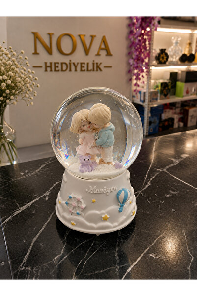 NovaHediyelik Romantik Kar Küresi Orta Boy- Pilli , Işıklı, müzikli - 12 x 8 cm