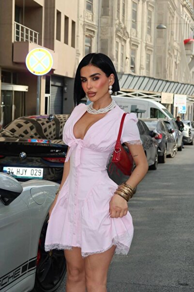 VİSKALİ Premium Elbise Pembe Poplin Kumaş Dantel Detaylı V Yaka Kurdele Düğme...