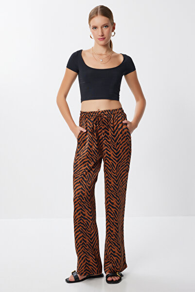 Lovelyİstanbul Pantaloni cu model, cu suprafață satinată, cu aspect fluid LMX...