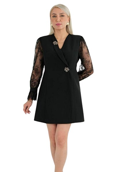 Moda Amore 1. Rochie din țesătură crep de calitate superioară, cu guler dublu...