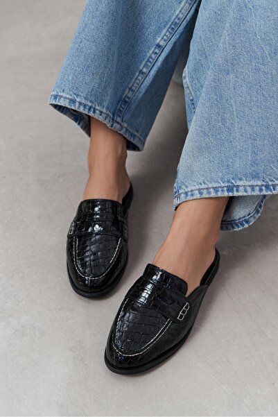 NİŞANTAŞI SHOES شبشب نسائي من الجلد اللامع باللون الأسود من Porly بنعل مسطح