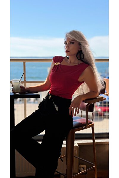 Elvan Güven Kırmızı Tokalı Tek Omuz Likralı Jarse Kumaş Bluz
