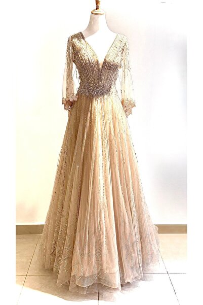 orchid couture فستان سهرة طويل ذهبي بيج مطرز بالكامل بياقة على شكل V وأكمام ش...