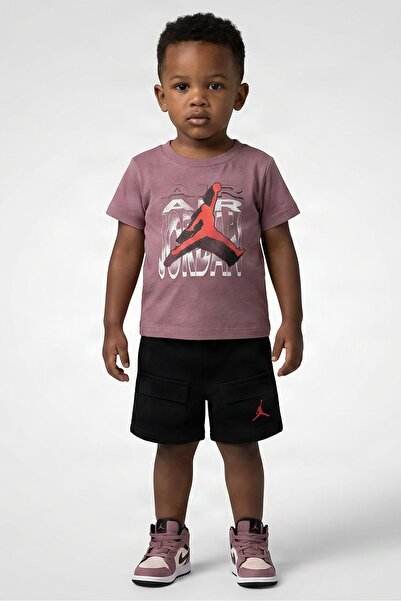 Nike طقم تي شيرت وشورت مطبوع عليه رسومات للأولاد الصغار، قطعتين، متعدد الألوان