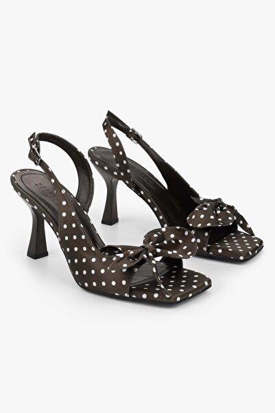 Shoeberry حذاء نسائي بكعب من الساتان البني من Lily مزين بفيونكة منقطة