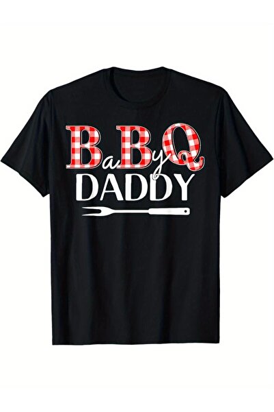 12 HERTZ تي شيرت للجنسين بطبعة BBQ Daddy بياقة دائرية، تصميم مربعات حمراء وبي...