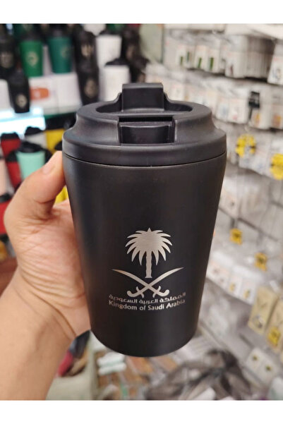 Generic هذا الكوب الحراري الأنيق باللون الأسود مزين بشعار المملكة العربية الس...