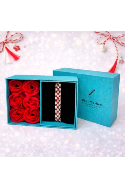 velve Cutie turcoaz cu trandafiri de sapun rosii si bratara Martisor