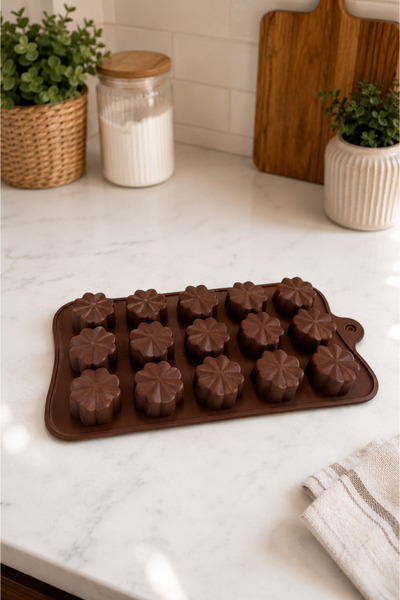 BEYZANA 1 Piece 15-Compartment Silicone Chocolate Mold