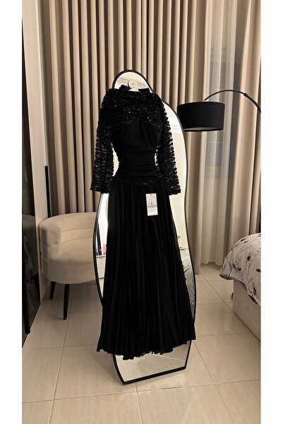 Nareen Fashion فستان سهرة أسود بتصميم راقٍ يجسد الفخامة والأناقة، يتميز بأكما...