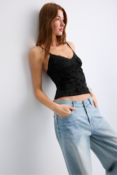 Stradivarius Flok detaylı dar kesim dantel bluz