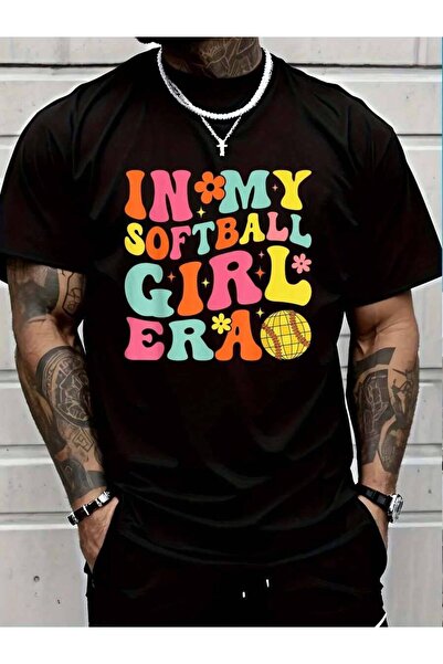 01THEONE تي شيرت رياضي مطبوع عليه عبارة "In My Softball Girl Era Sporty Fun F...