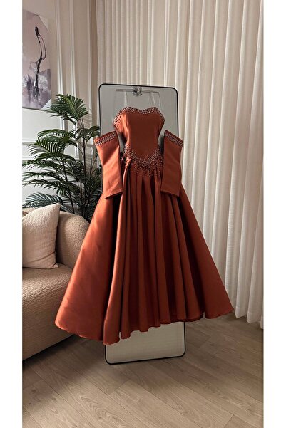 Dubai Luxurious Evening Gown with a Feminine Silhouette, Combining Elegance a...