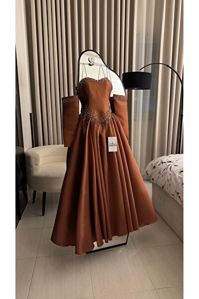 Nareen Fashion فستان سهرة بلون نحاسي دافئ يجمع بين الفخامة والرقي،