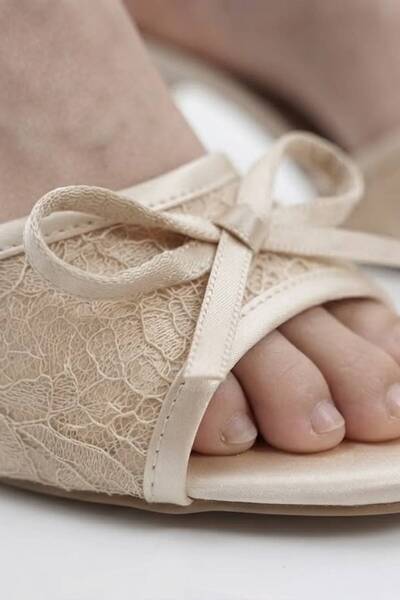 softoria shoes Kadın Nakış Fileli Topuklu Abiye Terlik