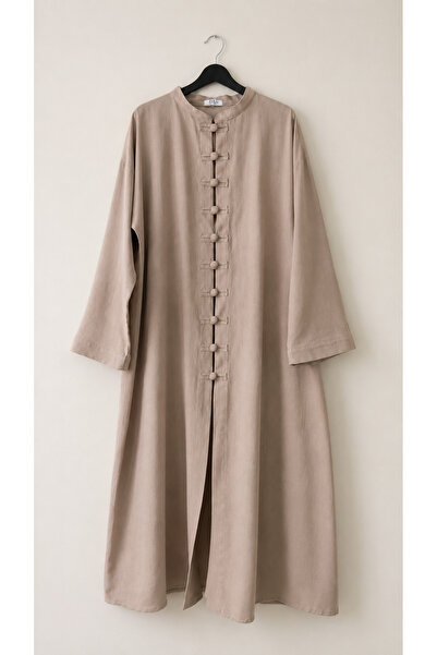 Elif Uysal Atelier Düğme Detaylı Keten Görünümlü Uzun Abaya – Bej