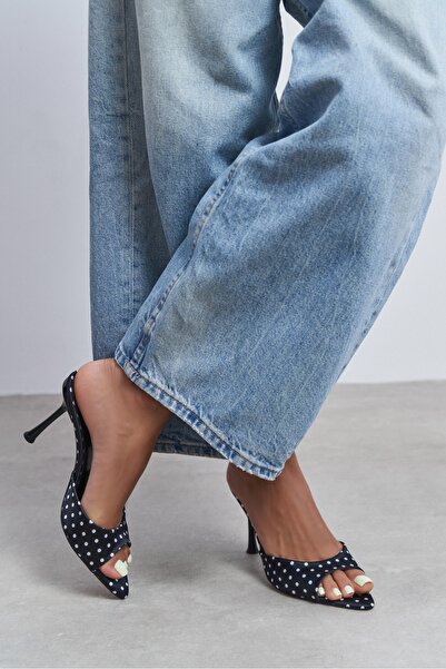 NİŞANTAŞI SHOES شبشب نسائي من ريناتا باللون الأسود بنقشة منقطة ومقدمة مدببة و...
