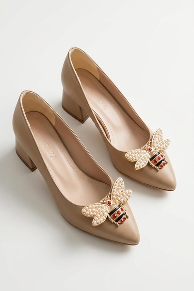 DİVOLYA Honeybee Nude Pointed Toe Heeled Shoes with Bee Buckle (4 cm)