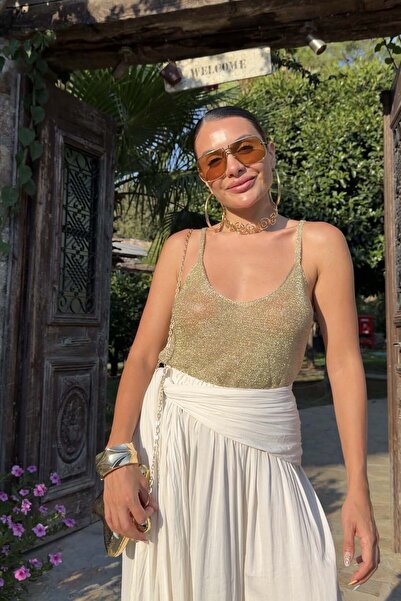 Gizem Ecemiş Glitter Gold Askılı V Yaka Bluz