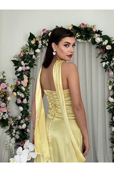 Moda Days فستان نسائي متوسط الطول من الساتان بدون حمالات مع تفاصيل شال وظهر م...