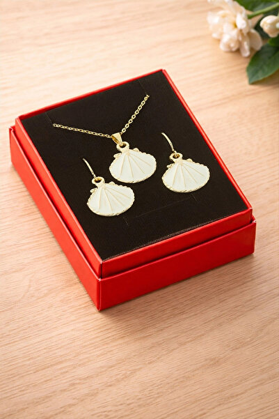 SORA GROUP Oyster Enamel Boxed Necklace Set