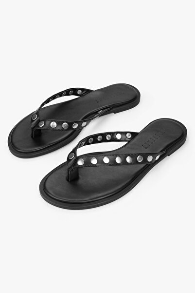 Shoeberry Γυναικείες παντόφλες Calia μαύρες με δερμάτινα καρφιά