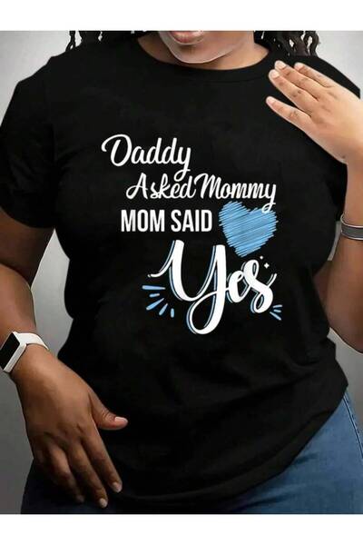 26LIK تي شيرت أسود مطبوع عليه عبارة "Daddy Asked And Mommy Said Yes" مناسب لر...