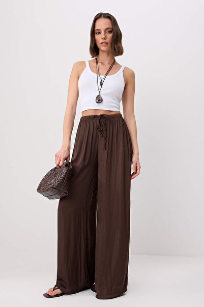 Trendyol Kollektion Braune, schmale Satinhose mit weitem Bein und elastischem...