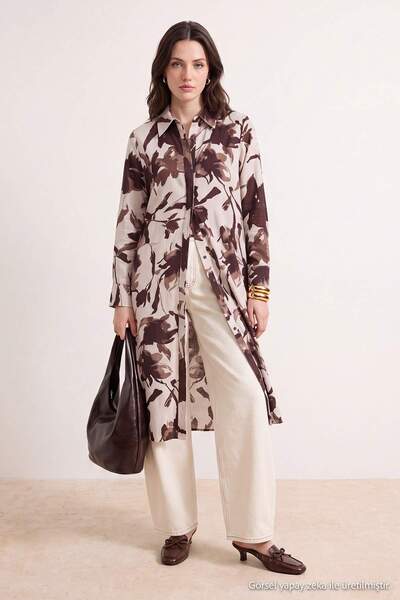 Trendyol Modest قميص ميدي بني كبير الحجم من الفيسكوز بنقشة الزهور TCTAW27TG00011