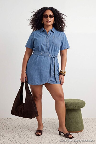 Trendyol Curve Blauer Overall aus Denim mit Hemdkragen, Gürtel und Shorts inn...