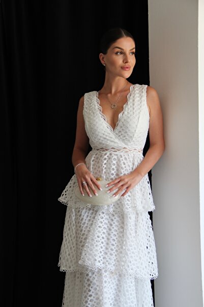 Julidress Rochie albă premium cu decolteu în V, cu volane și detalii din dantelă