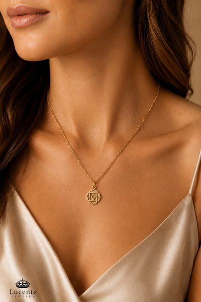 Lucente Jewellery Işıklı Hediye Kutulu 925 Ayar Luxury Serisi Kök Çakra Muladhara Sembollü Yantra Gümüş Özel Gün Hediyesi 45 Cm Zincirli Güven Denge İstikrar Enerji Küpe Hediyeli Geometrik Minimal Kök Çakra Kolyesi